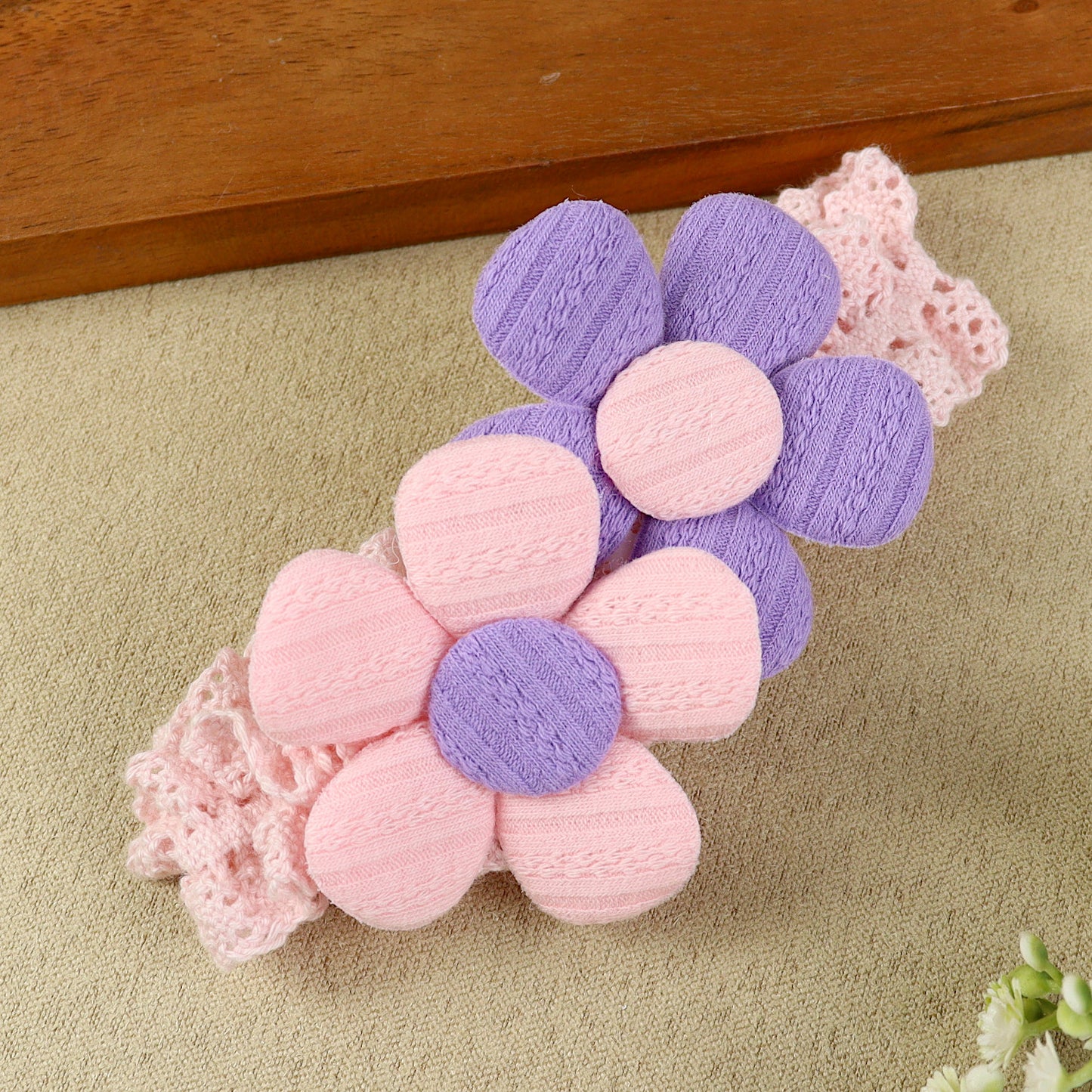 soft, stretchable elastic headband featuring pastel flowers.