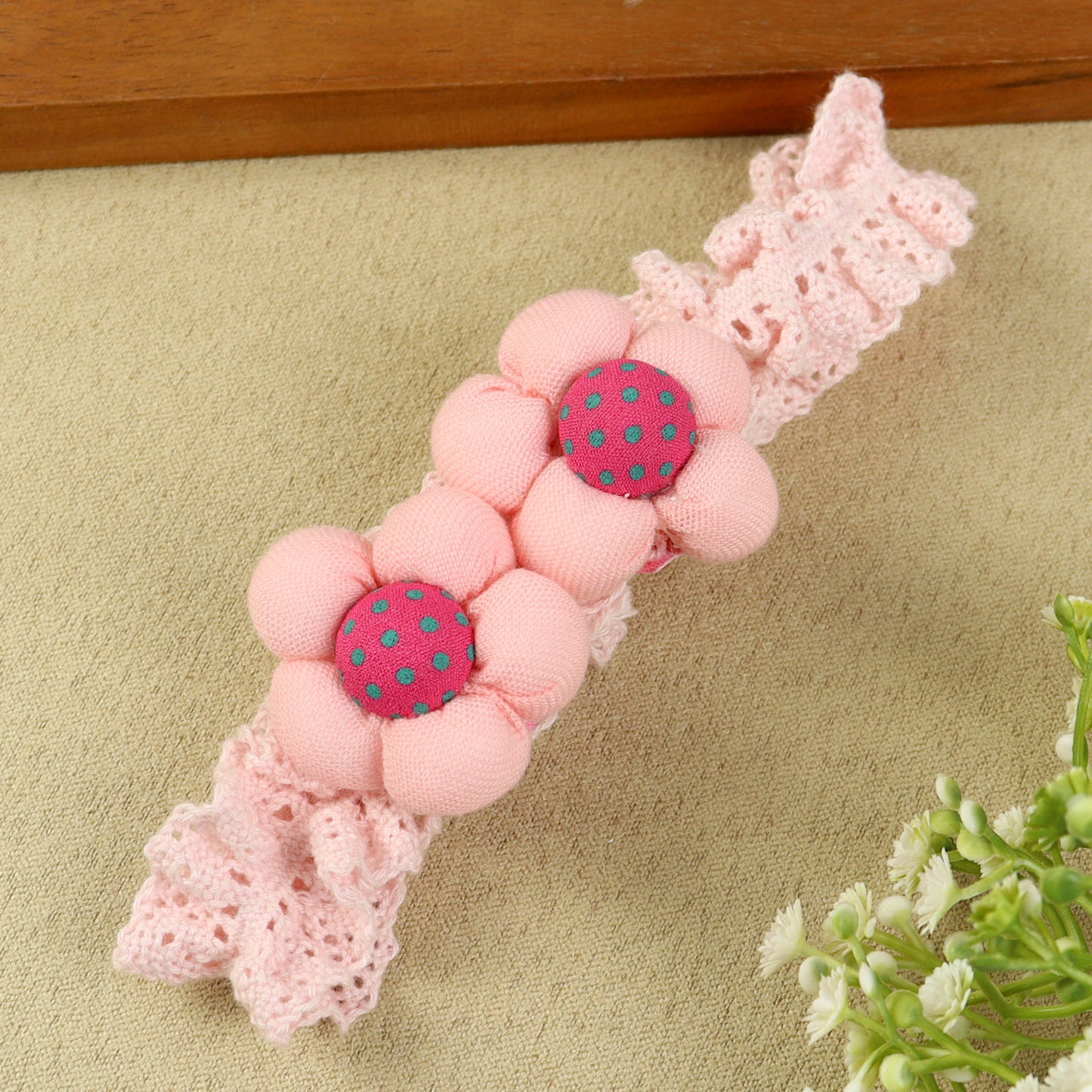 soft, stretchable elastic headband featuring pastel flowers.